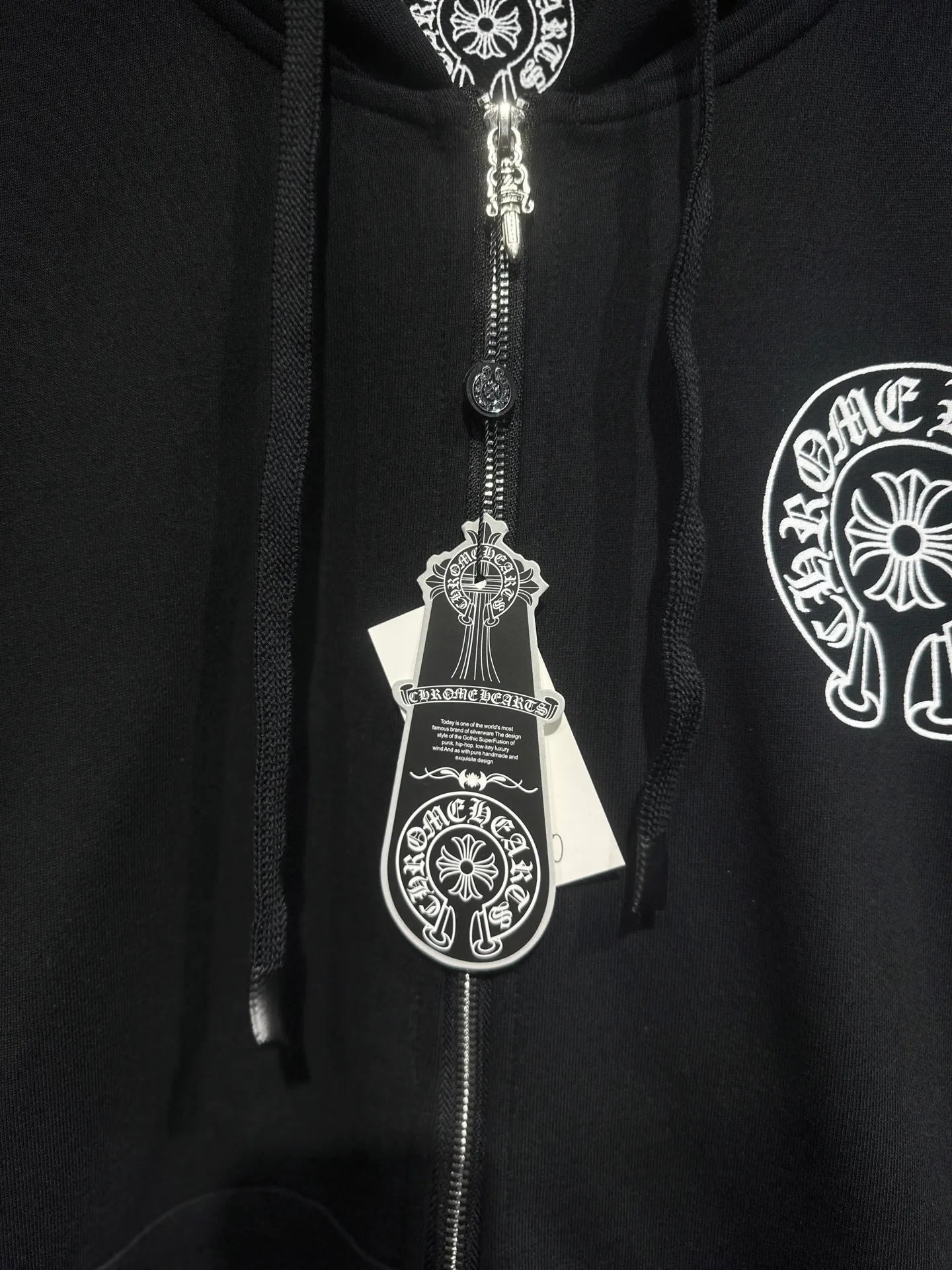 Q31—P230 -Chrome Hearts/Chrome Hearts printed zipper sweatshirt cardigan jacket -420 grams of high-density, high-quality wool, soft, delicate and skin-friendly, soft and silky to the touch, warm and skin-friendly -The hardware and zipper accessories are all customized with full details -Colour: black -Size: S M L XL
